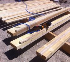 Bois cloué en bas des solives pour créer un rebord sur lequel reposera le panneau OSB
