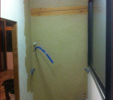 Premier test pour l'enduit à l'argile (derrière le chauffe-eau et toilettes, je suis pas fou)