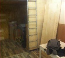 L'échelle pour monter à la mezzanine, en raccord galva (là elle n'est pas encore à sa place)
