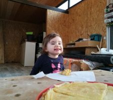 Le mini-monstre qui fait un petit goûter sur le chantier :)