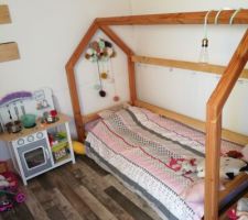 Le lit cabane de la princesse, réalisé en douglas avec les chutes de l'ossature des murs :)