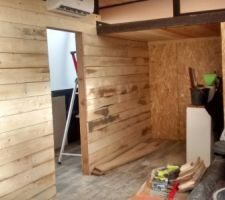 Lambris en bois de coffrage en cours de pose