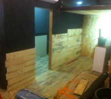 Lambris en bois de coffrage en cours de pose