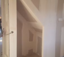 Placard sous escalier