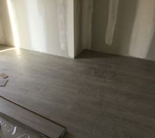 Le parquet dans la chambre