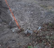 Terrassement réalisé. le terrain étant en pente les côtés ne sont pas à la même hauteur.