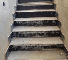 Marches d'acc&egrave;s au vide sanitaire coul&eacute;es.