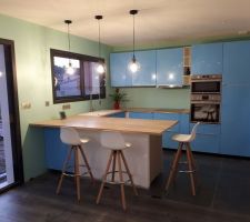 Cuisine avec ancienne couleur sur le mur et protections bleues