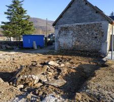 Fondations du garage en préparation.