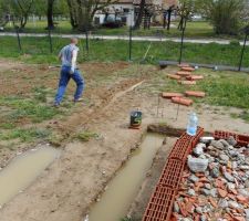 Inondation des fondations de la terrasse, ça y est, je casse le barrage et l'eau s'évacue en dehors du terrain