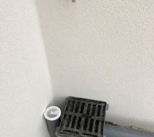 Semaine du 01/04/2019 au 05/04/2019 : Terrassement, pose des caniveaux, ici grille en fonte sous le robinet de puisage