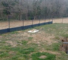 Mur de sout&egrave;nement effectu&eacute; avec cl&ocirc;ture!
Mise en place de cuves enterr&eacute;es avec pompe et sorti par une fontaine.
Plus qu'&agrave; finir! Au final on aura 2m&sup2; d'eau provenant de la goutti&egrave;re.