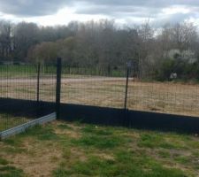 Mur de sout&egrave;nement effectu&eacute; avec cl&ocirc;ture!
Pose &eacute;galement d'un portillon!