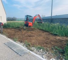 Aménagement d'une aire de stationnement à côté de la maison.