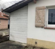 Voici le fond du garage. Le côté gauche est en bois comme le fond du garage. Comment le rendre lisse ou plus jolie? Isolation par l?extérieur?