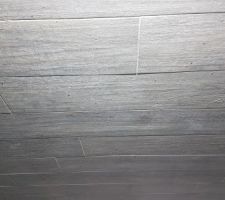 On retrouve le décalage des carrelages un peu partout dans le salon.