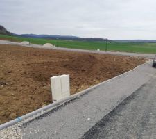 Terre enfin &eacute;vacu&eacute; .terrain plus wn largeur qu'en profondeur,et en coin de rue.pas le plus simple et plus jolie mais on fait avec.