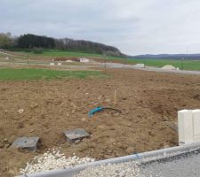 Terrain wn coin de rue plua large que profond.