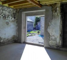 Vue sur la terrasse Sud depuis la chambre, mur buanderie terminé