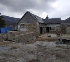 Murs buanderie terminés et garage en cours de construction.