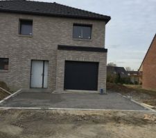 Porte de garage installée, accès exterieures en cours