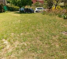 Le chemin (&agrave; imaginer puisqu'il y a un deuxi&egrave;me terrain sur la gauche)