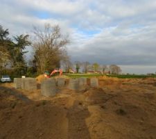 Fouilles, fondation, coulage des semelles , arrivé des parpaings