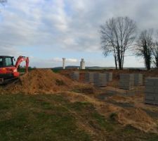 Fouilles, fondation, coulage des semelles , arrivé des parpaings