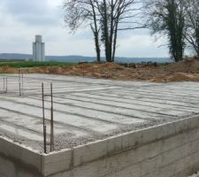 Coulage du béton entre les interstices du béton alvéolaire. Un ravoirage viendra par la suite.