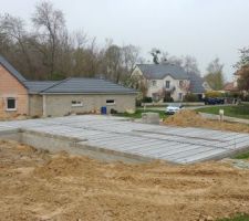 Mise en place planelles et ferraillage autour de dalle en béton alvéolaire