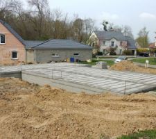 Coulage du béton entre les interstices du béton alvéolaire. Un ravoirage viendra par la suite.

Mise en place première couche d'hydrofuge sur le vide sanitaire.