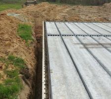 Mise en place planelles et ferraillage autour de dalle en béton alvéolaire