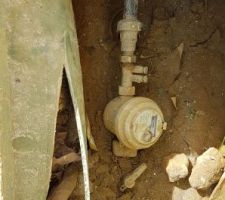 Le capot du compteur d'eau n'est plus présent