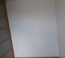 Plafond , parquet et peinture finit . Il reste à faire des étagères , trier les cartons et ranger .