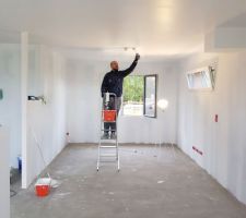 Sous-couche au mur et finition au plafond