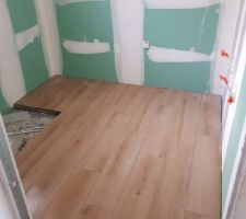 Pose carrelage imitation parquet dans salle de bain fait