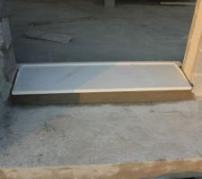 Seuil de porte en b&eacute;ton lisse blanc