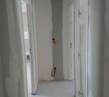 Couloir de l'étage avec ses interrupteurs manquants :(
