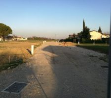 Terrain viabilisé.. Les travaux sont finis depuis décembre 2018.
2 ème phase (route, trottoirs, éclairage..) après la construction des maisons