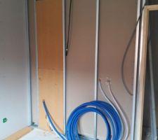 Cloisons intérieur avec gaines, porte et isolation fibre de bois