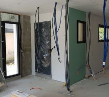 Vue de l'entrée / salle / chambre (il manque les cloisons intérieures)