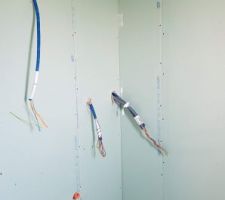 Vue de la salle de bain de l'étage (mur qui contiendra la double vasque)