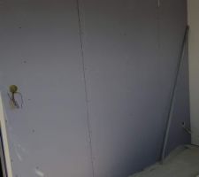 Vue du mur de la chambre de l'étage donnant sur la salle de bain (utilisation de placo phonique)