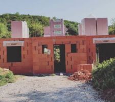 ELEVATION DES MURS DU REZ DE CHAUSSEE TERMINEE LE 1ER SEPTEMBRE 2018, INCRUSTATION DANS LES MURS DE NOS BLOCS VOLETS ROULANTS. IL MANQUE ENCORE A CE JOUR 3 SORTIES VMC PAYEES EN PLUS AU CONTRAT.
LA DALLE EST COULEE A L'ETAGE, LES CHIENS ASSIS VONT DEBUTES