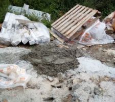 Un premier nettoyage de terrain devait être effectué avant le venue du menuisier.( février/Mars) le terrain est rempli d'amas de béton qui ne cessent d'augmenter à chaque venue du maçon, malgré les poubelles les déchets de toutes sortes sont enfouis dans les excavations ayant servies à faire les sondages géotechniques alors qu'il va être nécessaire de déblayer au moins autour de la maison, pour effectuer les injections de béton+résine. nous attendons les mesures prises par le directeur de l'agence qui remplace le conducteur de travaux peu expérimenté.