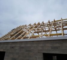 Et voilà ca continue, la charpente est posée.
