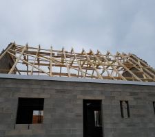 Et voilà ca continue, la charpente est posée.
