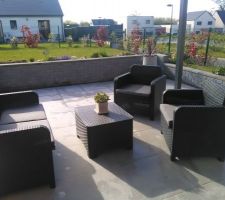 Terrasse terminée avec son petit salon de jardin, sa pergola bioclimatique et ses plantes.