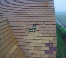 Depuis la livraison de la maison en 2012, c'est environ 1 fois par an que des tuiles partent dès qu'il y a un coup de vent. En octobre 2018, nous avons eu recours à la "garantie décennale". L?expert a tranché : Toiture mal posée, à refaire entièrement. Aujourd'hui, en avril 2019, on attend encore la proposition financière de l'assurance. Avec un peu de chance, les travaux débuteront en septembre...