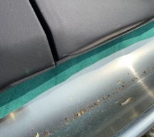 Détail du pare-pluie qui tombe dans la gouttière, si jamais de l'eau venait à passer derrière les tuiles